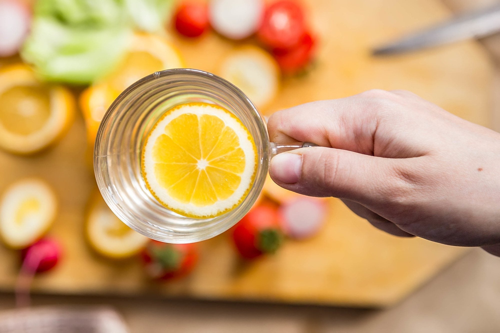 slice of lemon in water