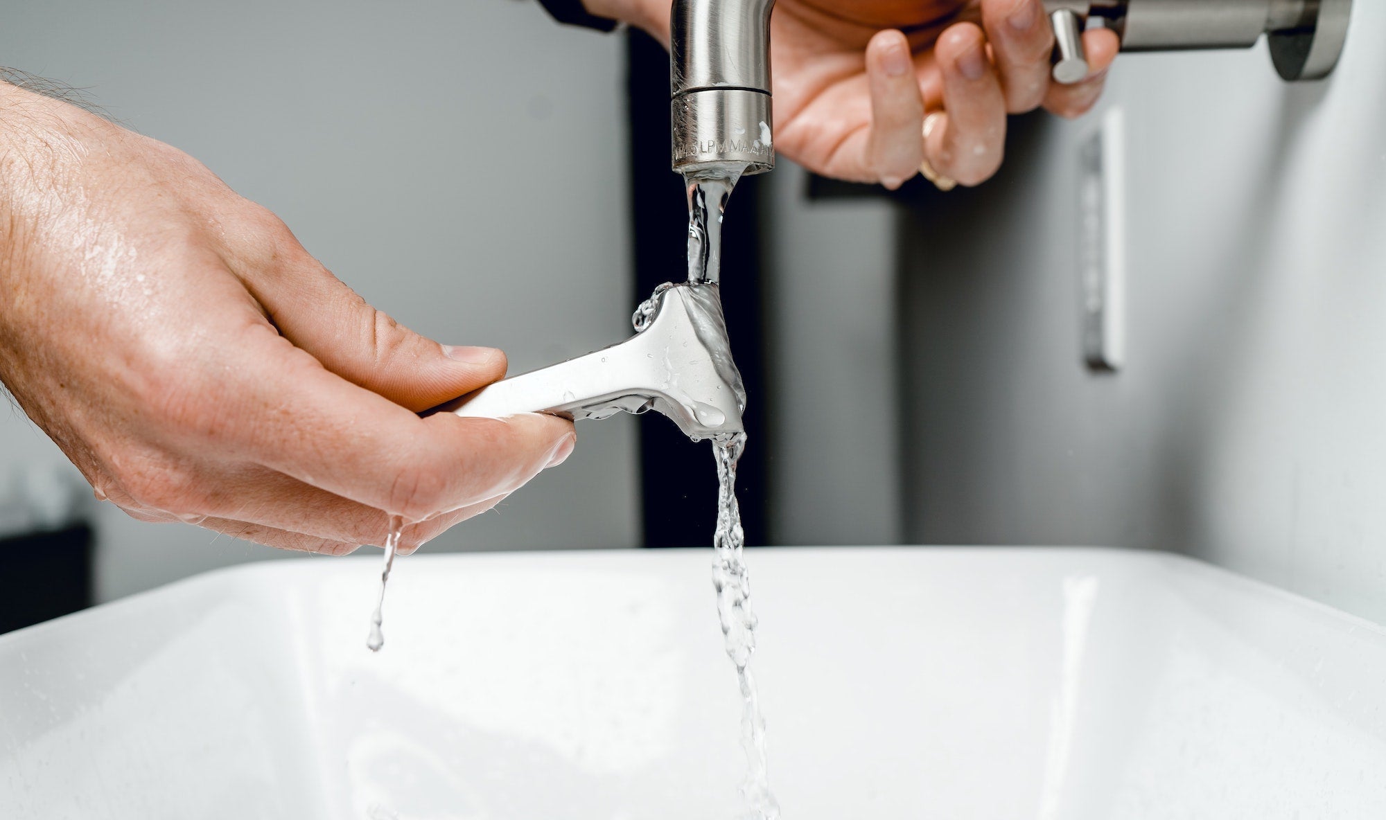 rinsing a razor under water