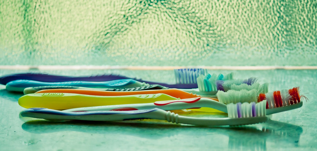 7 toothbrushes lying down
